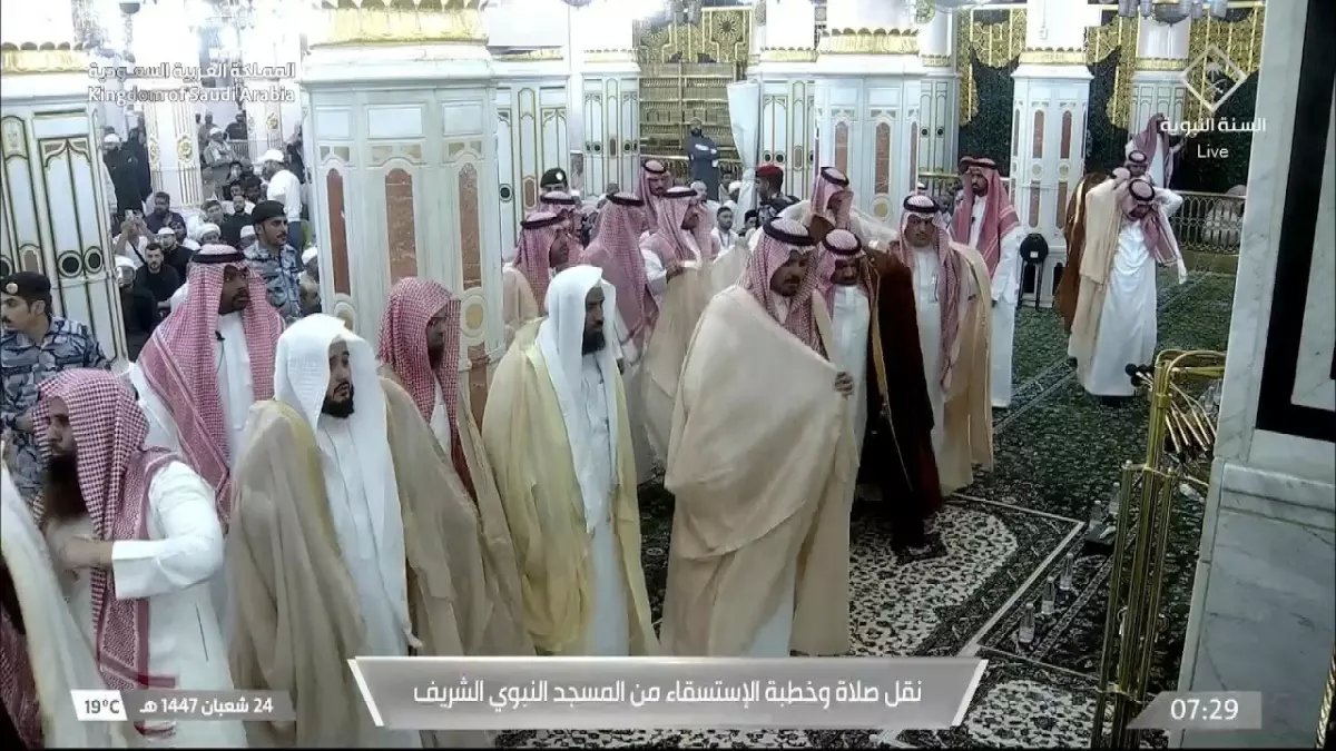 عاجل: إمام الحرم النبوي يفجر مفاجأة صادمة عن احتباس المطر... الرسالة الربانية التي تهز القلوب!