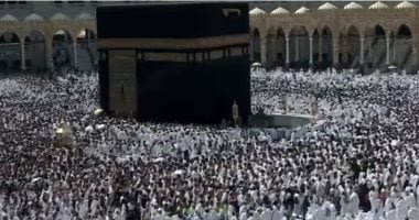 بث مباشر.. تدفق جموع المصلين على الحرم لأداء صلاة آخر جمعة من شعبان