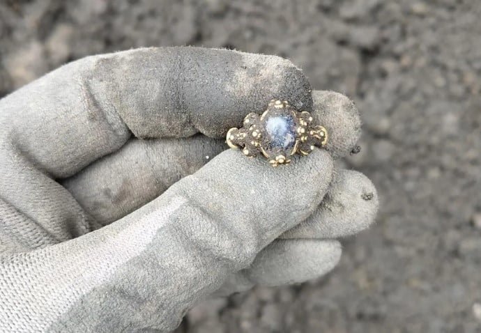 العثور على خاتم ذهب 