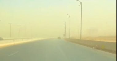 عاصفة ترابية تضرب العاصمة.. والشرطة تساعد المواطنين على الطرق