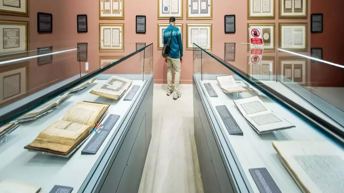 حصري: كنز ذهبي عمره 1200 عام يُعرض لأول مرة في مكة - المصحف الأزرق النادر يأسر الزوار!