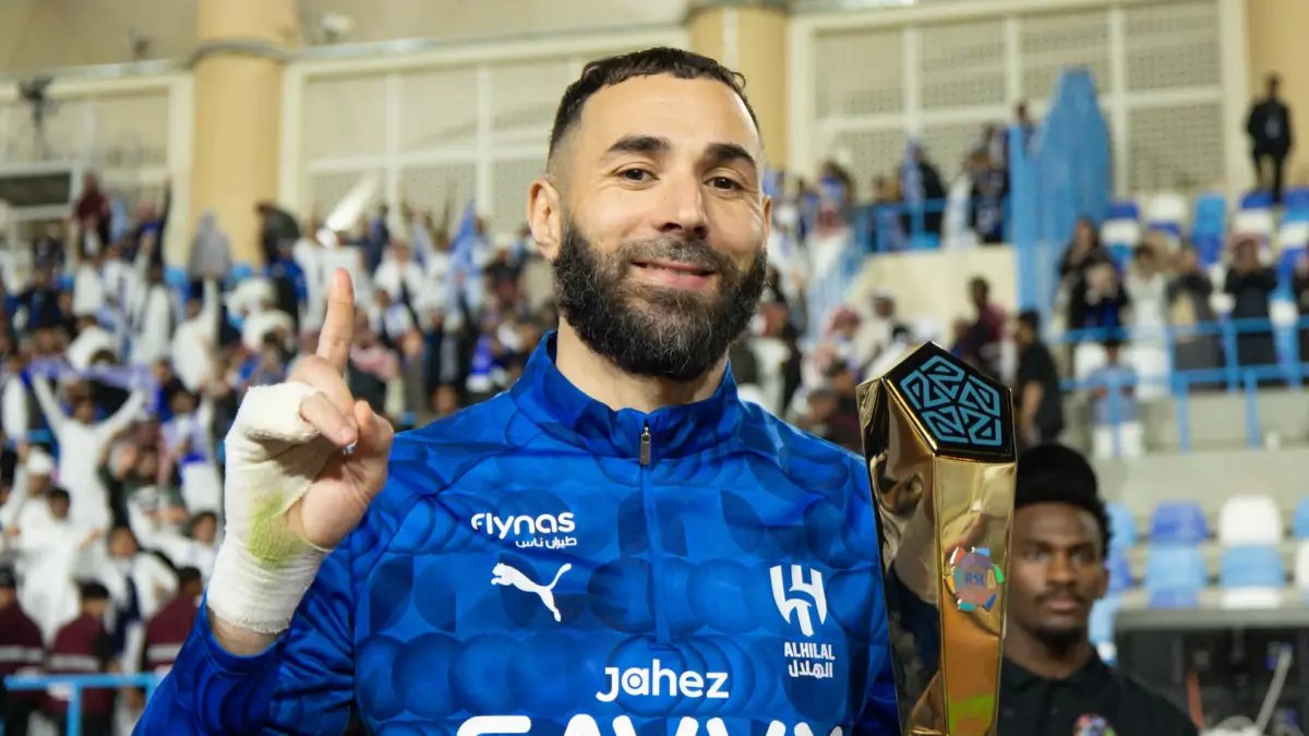 حصري ولأو مرة.. تسريب مقطع صادم لما فعله "كريم بنزيما" سراً في مقر نادي الهلال ! (شاهد)