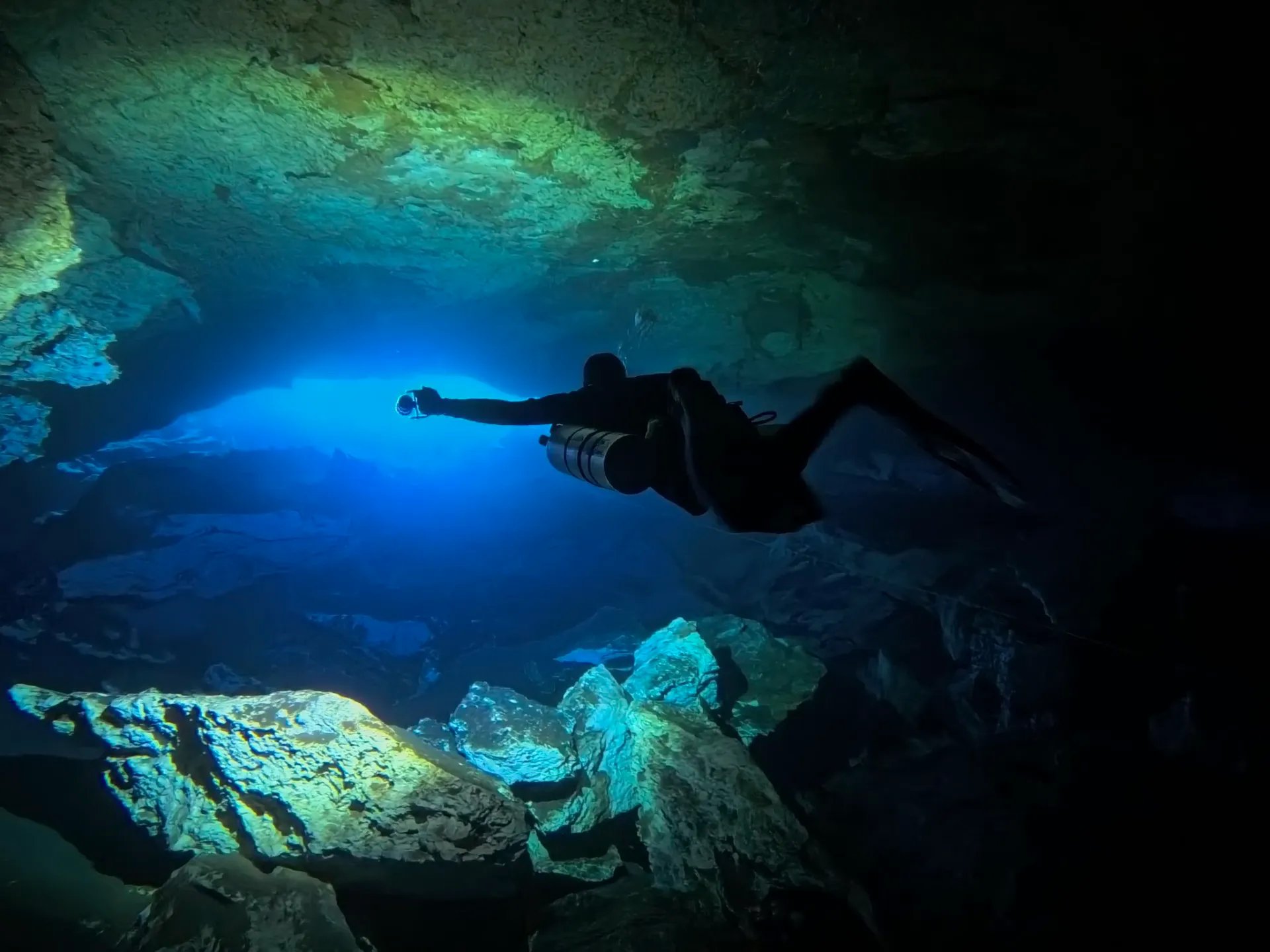 الغوص في الكهوف