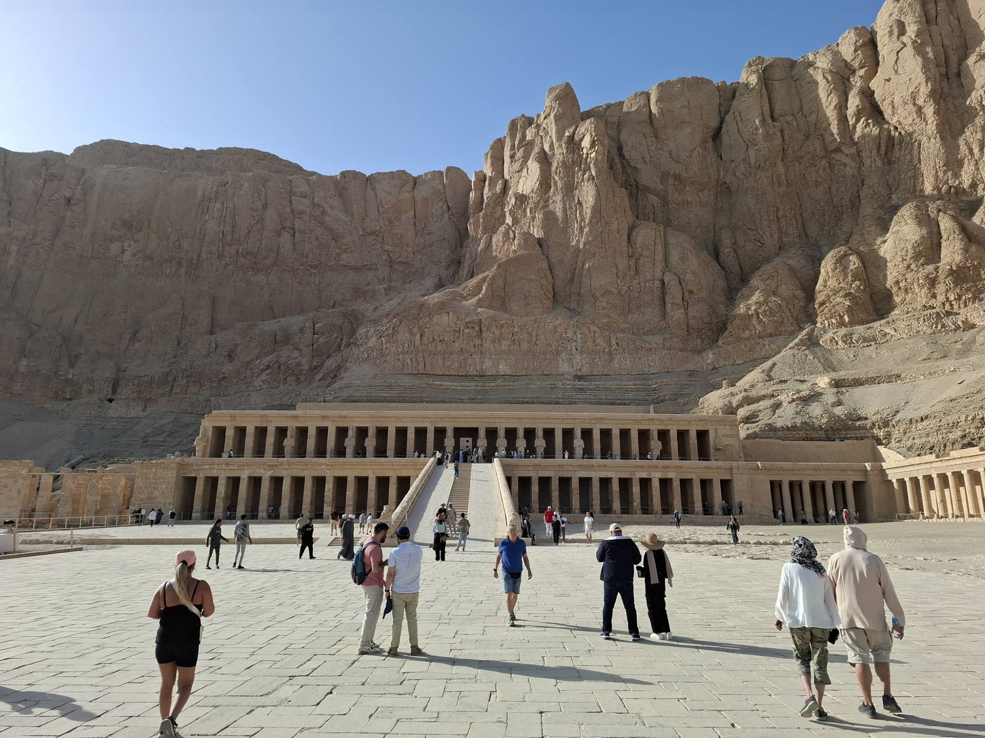 التوافد اليومي للسائحين على معبد الملكة حتشبسوت بالدير البحرى