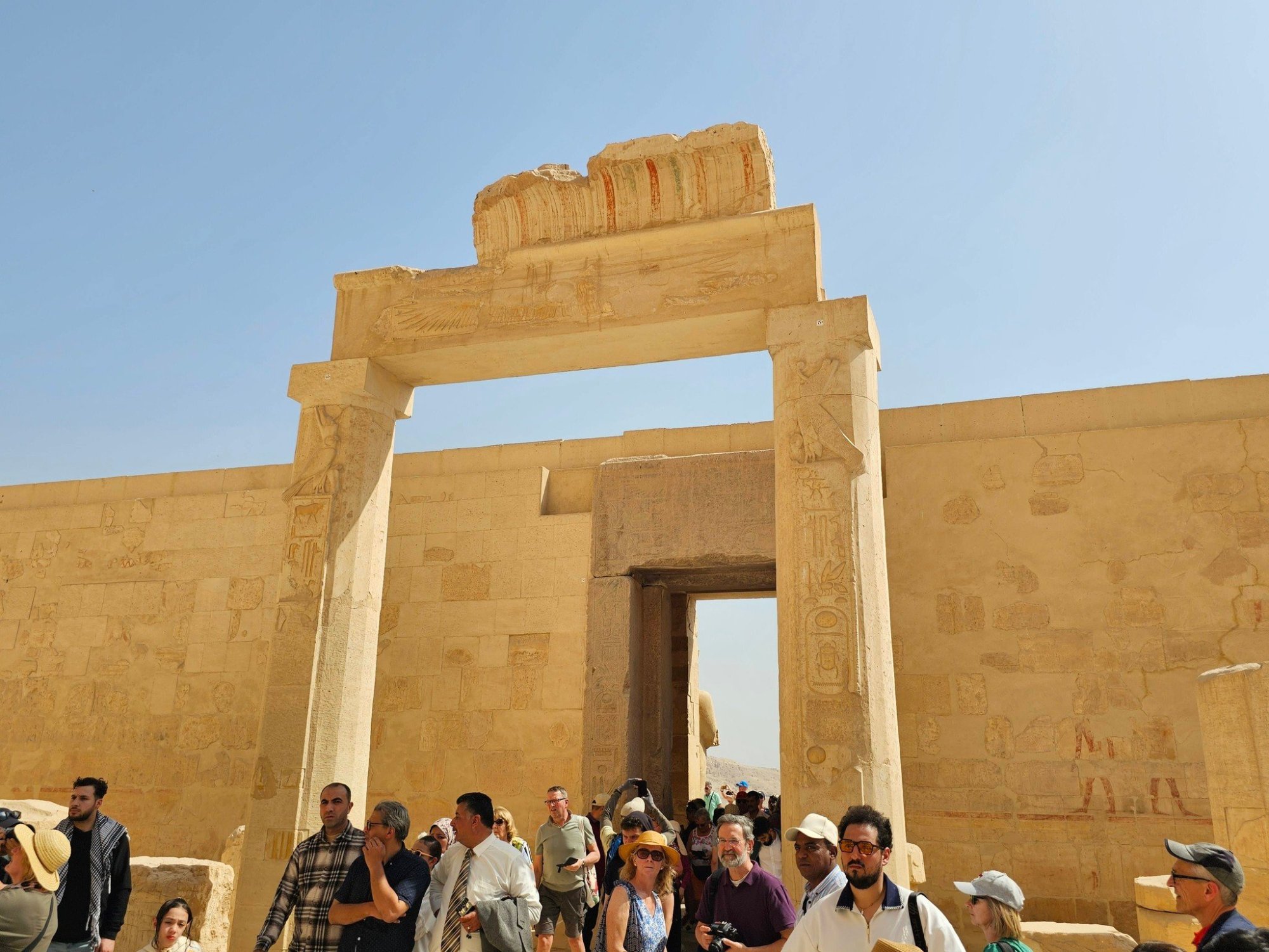 جانب من توافد سياح العالم فى معبد الملكة حتشبسوت