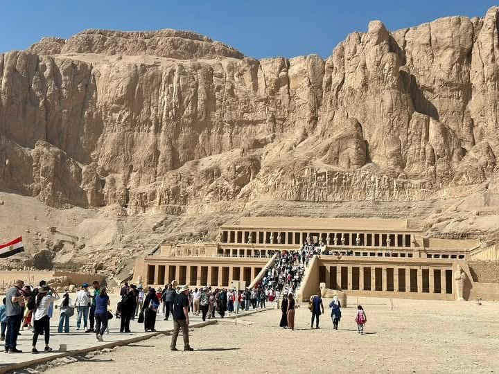 معبد الملكة حتشبسوت يجذب سياح العالم كل صباح بالأقصر