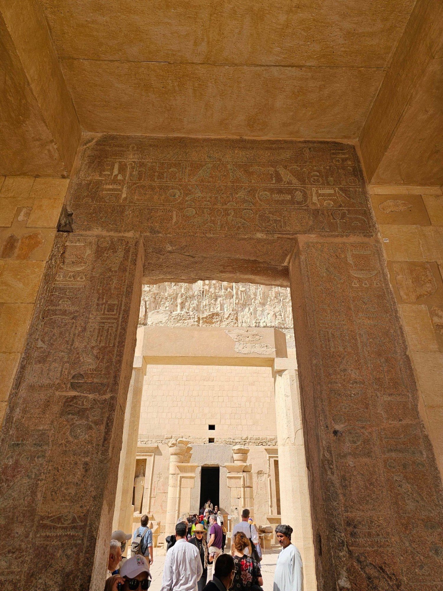 سحر النقوش والألوان في معبد الملكة حتشبسوت يجذب سياح العالم