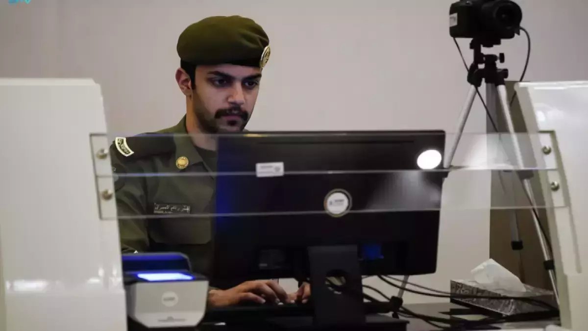 سؤال صادم من 'الدارة العامة للجوازات' يقضي على 5 سنوات من معاناة تجديد الإقامة.. وثمنه مذهل!