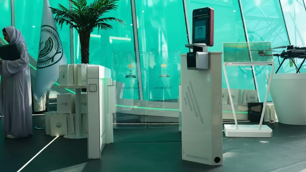 حصري: السعودية تكشف "البوابات السحرية" التي تغير السفر للأبد - تقنية لا تصدق!