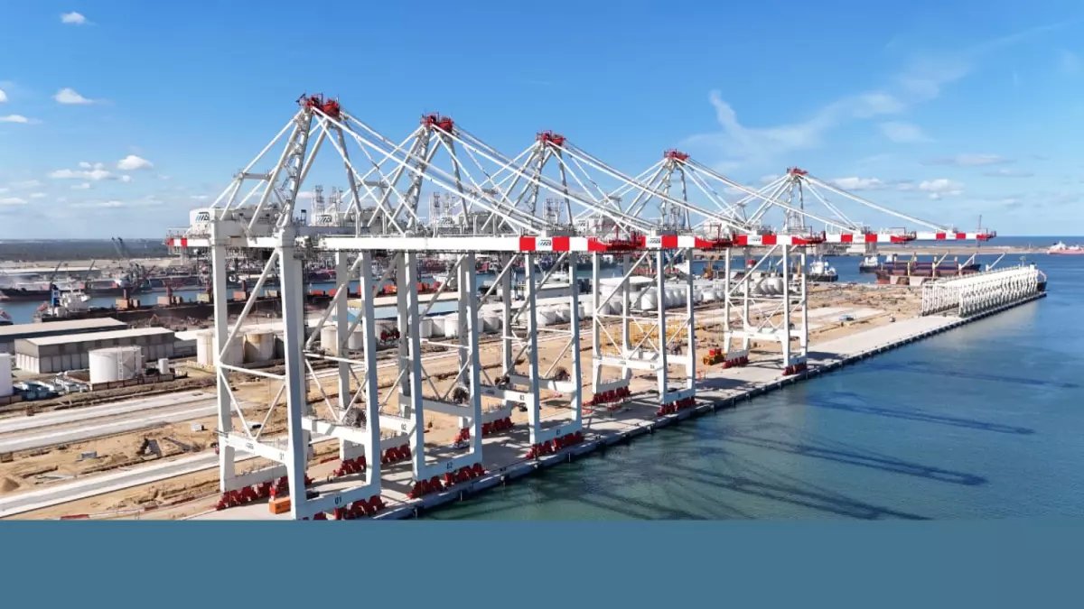 عاجل: مصر تدشن عملاق الحاويات الجديد في دمياط... 3.5 مليون حاوية سنوياً تعيد رسم خريطة التجارة العالمية!