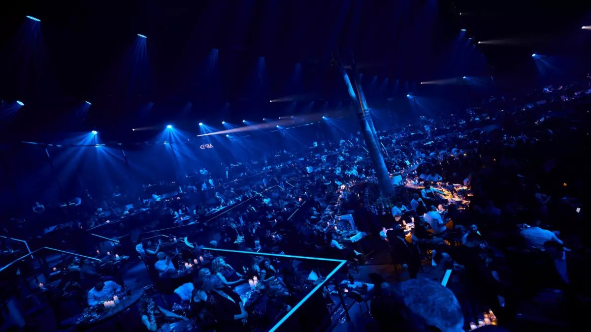 شاهد: هيفاء وهبي تُشعل بيروت بحفل عيد الحب - الجمهور يُحوّل الحفل لكرنفال والتذاكر نفدت في ساعات!