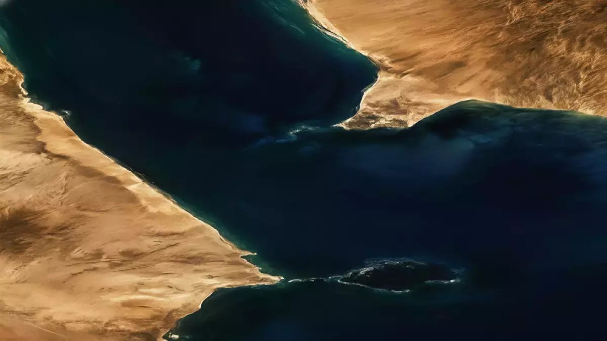 ما الذي سيدفع 20 مليار دولار للاستثمار في قلب أخطر ممر مائي في العالم؟ الجواب: رؤية تحويل جسر باب المندب إلى محطة خدمة لتجارة 16% من العالم.