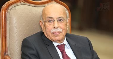 وصول جثمان الدكتور مفيد شهاب لمسجد المشير لأداء صلاة الجنازة