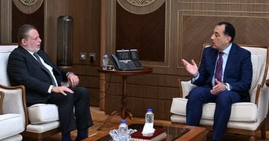 رئيس الوزراء يلتقي محافظ البنك المركزي لبحث عدد من الملفات المهمة