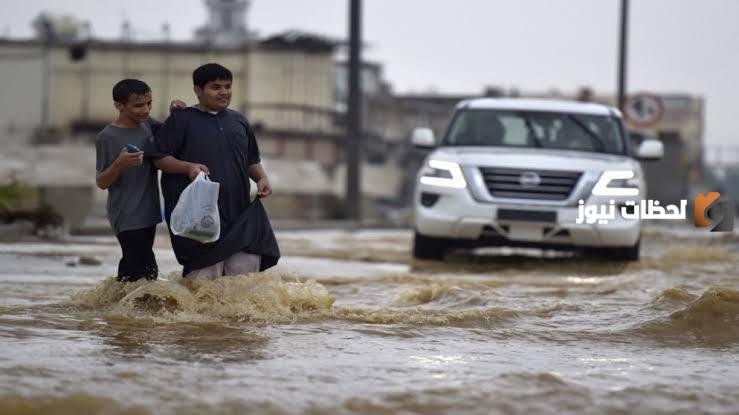 سيول وأمطار غزيرة على مناطق كثيرة في المملكة .. مركز الأرصاد الجوية يرفع الإنذار الأحمر