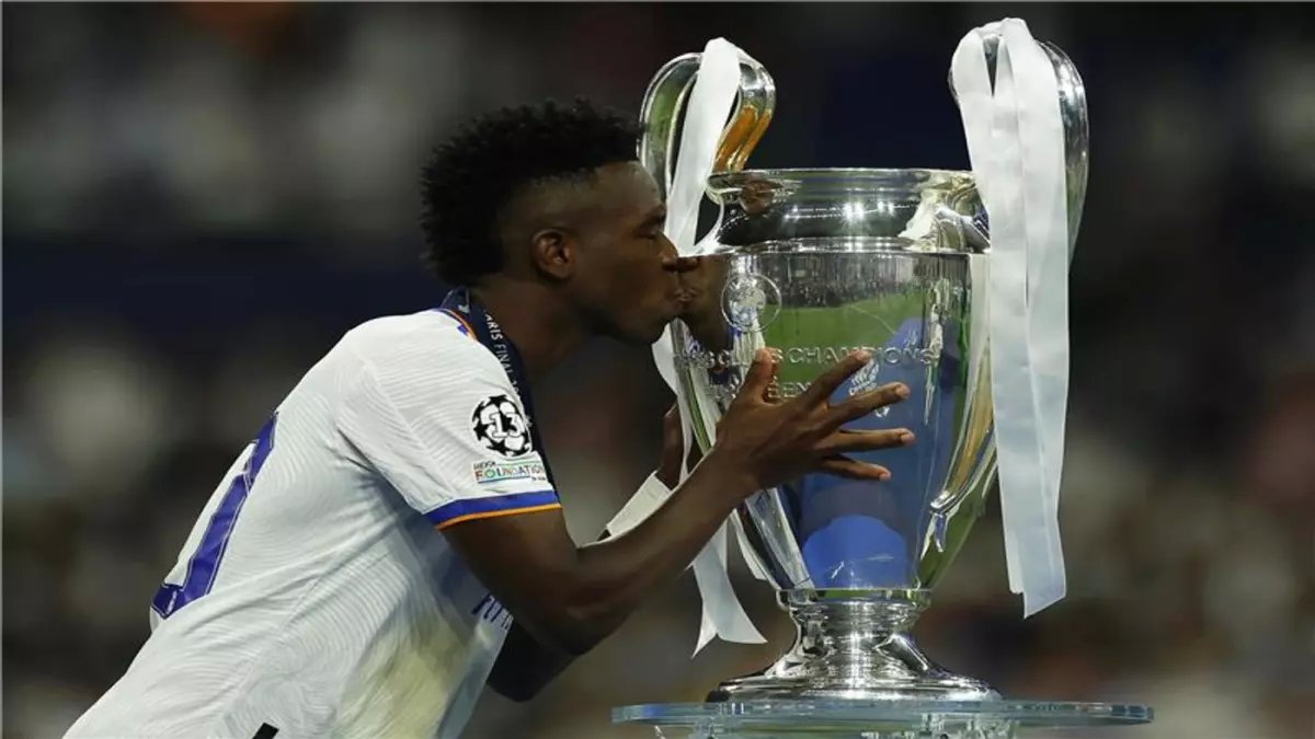 فينيسيوس يكشف السر الخطير: "المنافسون يرتعبون منا في دوري الأبطال... كنا نعلم النتيجة مسبقاً!"