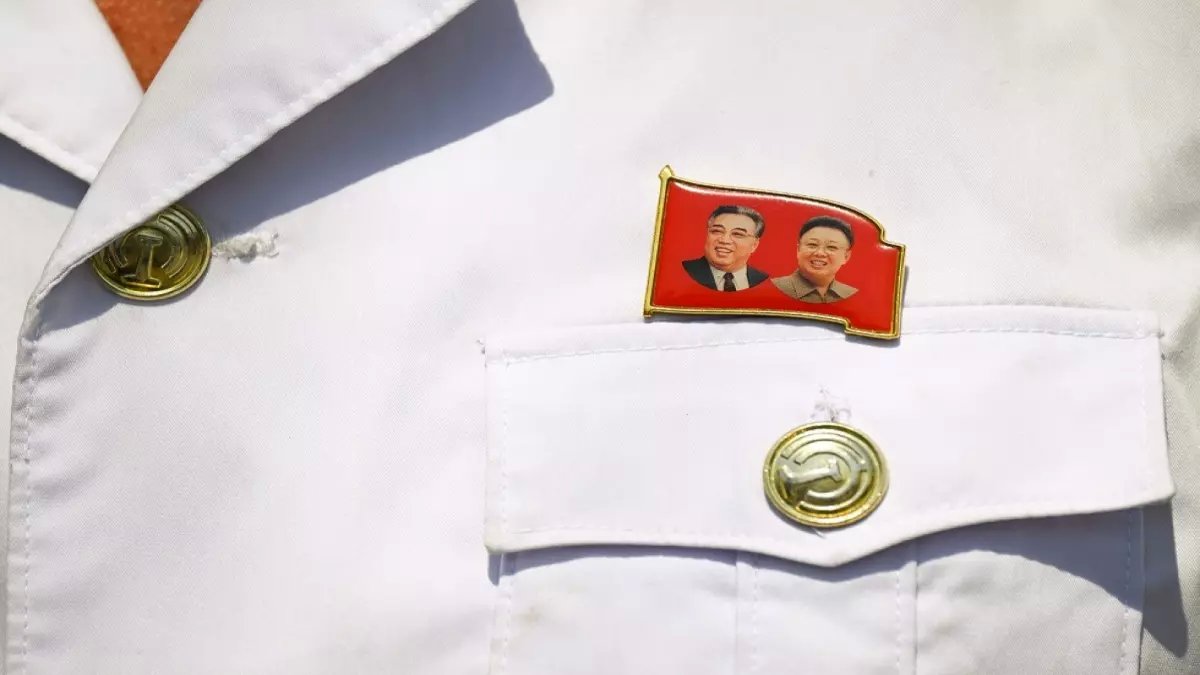 صادم: السر المقدس الذي يخفيه كل كوري شمالي "تحت القلب" - 20 نوعاً مختلفاً تكشف مكانتك الاجتماعية!