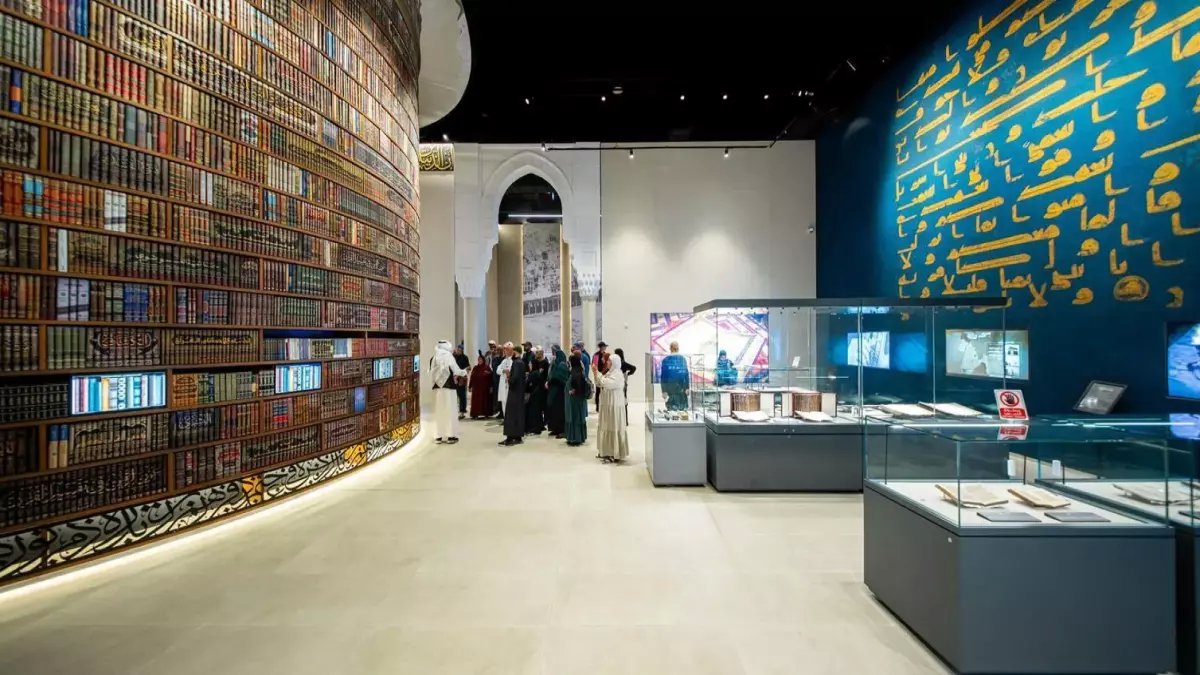 إنجاز سعودي يدخل غينيس: أكبر مصحف في العالم بـ700 صفحة يُعرض لأول مرة!