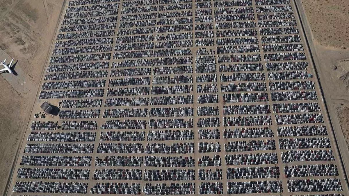 كنز السعودية المدفون: 2.5 مليون ريال من السيارات الفارهة تتعفن منذ 2010... فيراري بـ8 آلاف كم فقط ولا أحد يجرؤ على لمسها!