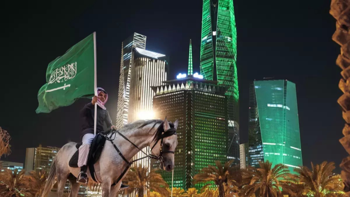 انتهاء عصر كامل من القيود.. كيف حررت المملكة العربية السعودية المقيمين الأجانب من ربقة الكفيل بعد 60 عاماً؟