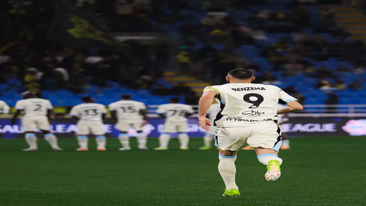 عاجل.. إعلامي شهير يفجر مفاجأة حول انتقال بنزيما: 'توقيت غير مناسب وأثار تساؤلات التكافؤ بين الأندية'