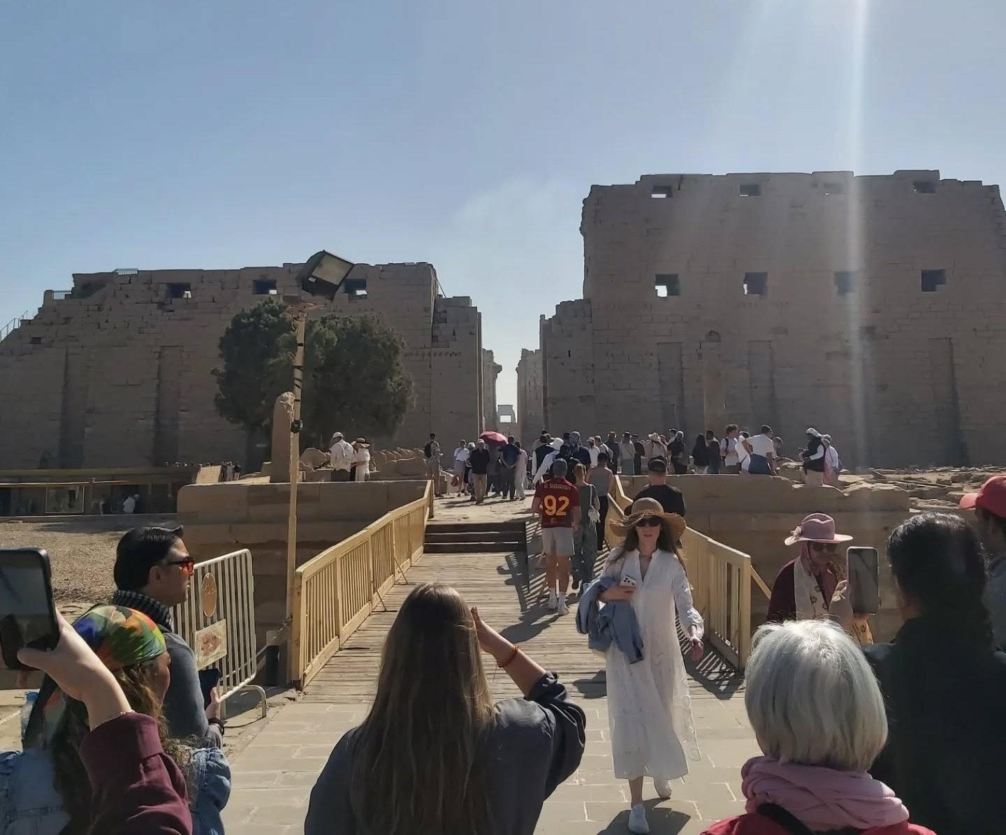 إقبال سياحي كبير على معابد ومقابر شرق وغرب محافظة الأقصر