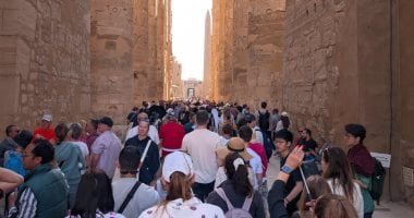 سياح من شتى بقاع العالم يعيشون أجواء شتوية ممتعة بين معابد ومقابر الأقصر.. صور
