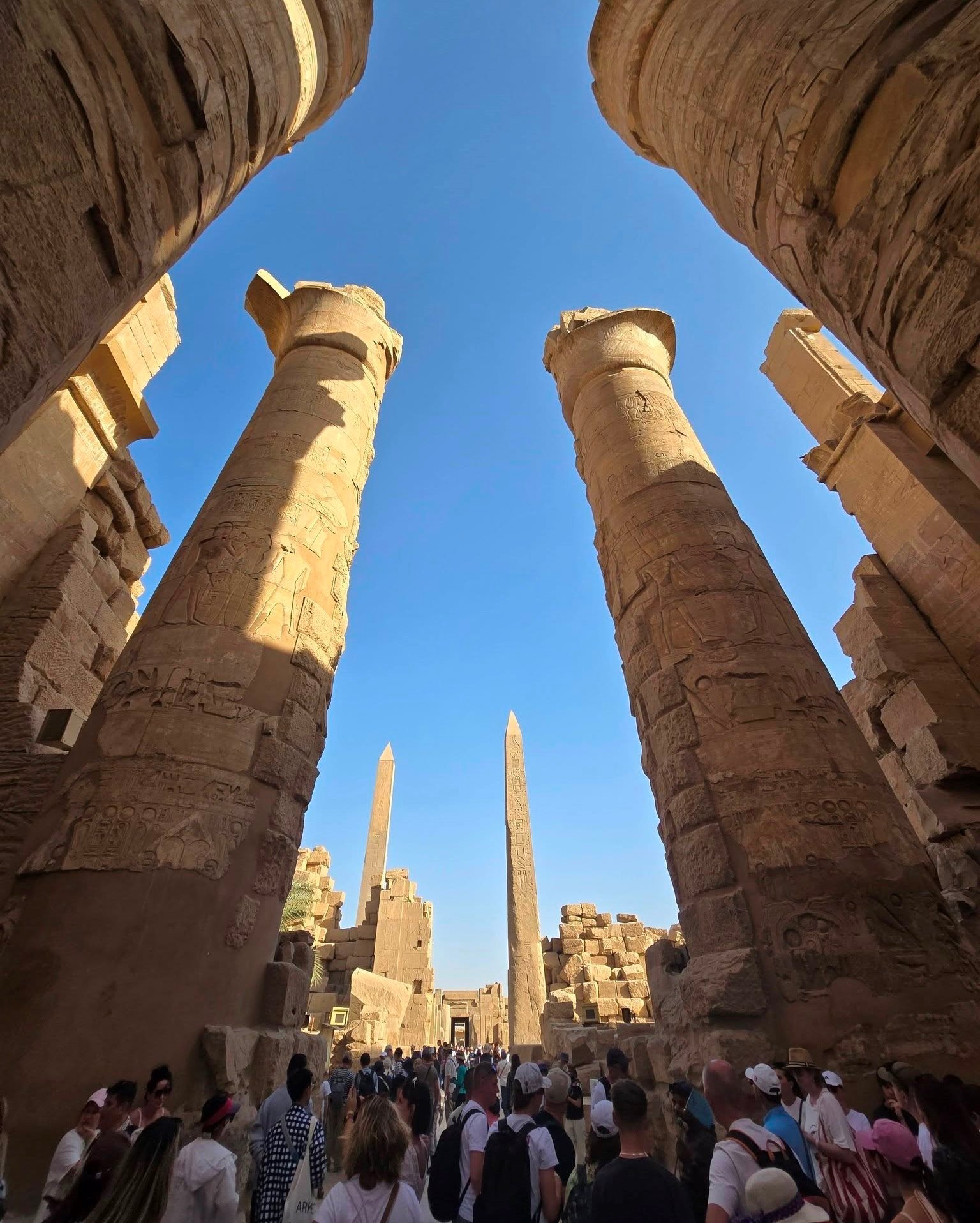 إقبال سياح العالم فى قلب صالة الأعمدة الكبرى بالكرنك