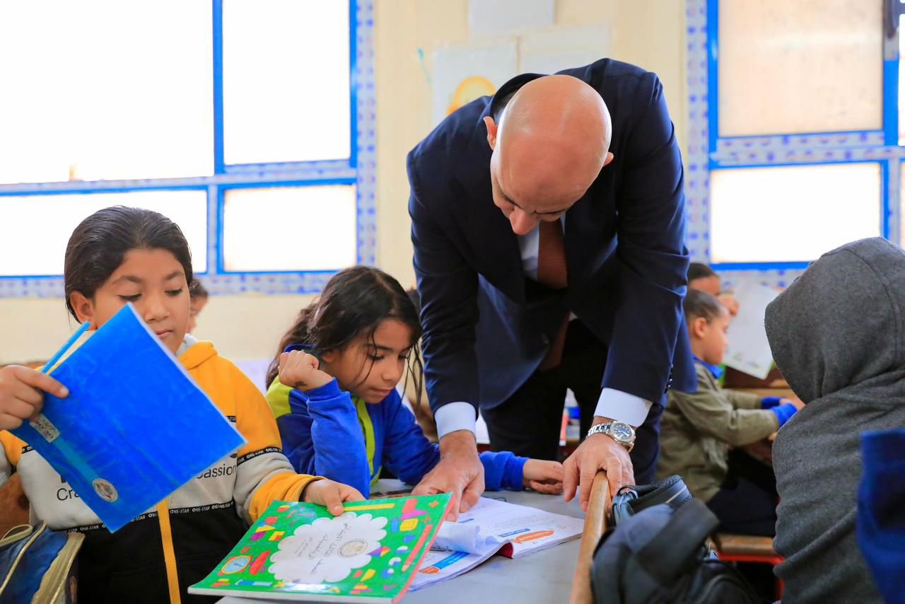 الوزير يتابع القراءة والكتابة