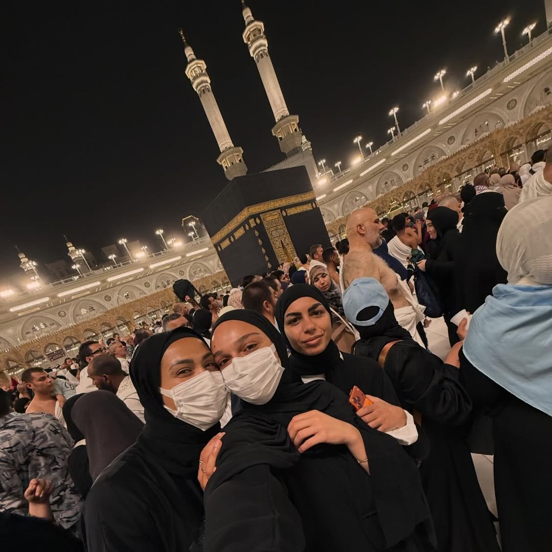 كاثلين سوزا أمام الكعبة كاثلين سوزا أمام الكعبة