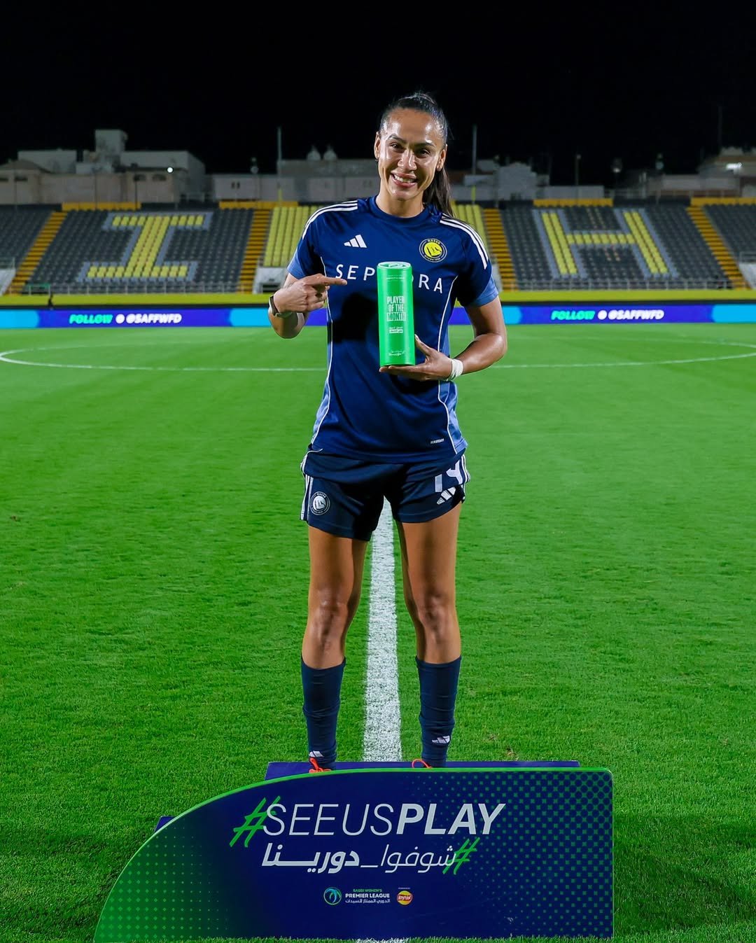 سوزا مع جائزة لاعبة الشهر بالدوري السعودي سوزا مع جائزة لاعبة الشهر بالدوري السعودي