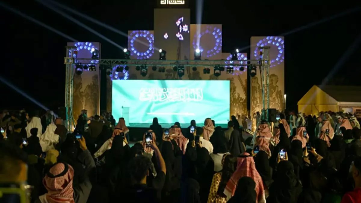 احتفالية مهيبة: "جذورنا" تُبهر آلاف الحضور في الشرقية - مسيرة وطنية وأوبريت تراثي يخطف الأنظار!