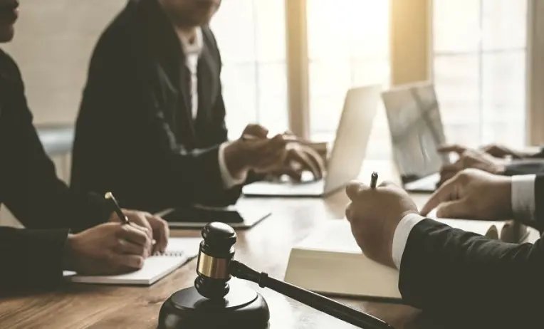 في حالة رفض الكفيل تجديد الإقامة ماذا أفعل وكم غرامة عدم تجديد الإقامة على الكفيل 1447