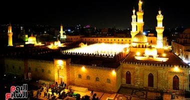 مسجدا الحسين والجامع الأزهر يتزينان استعدادًا لصلاة التراويح اليوم