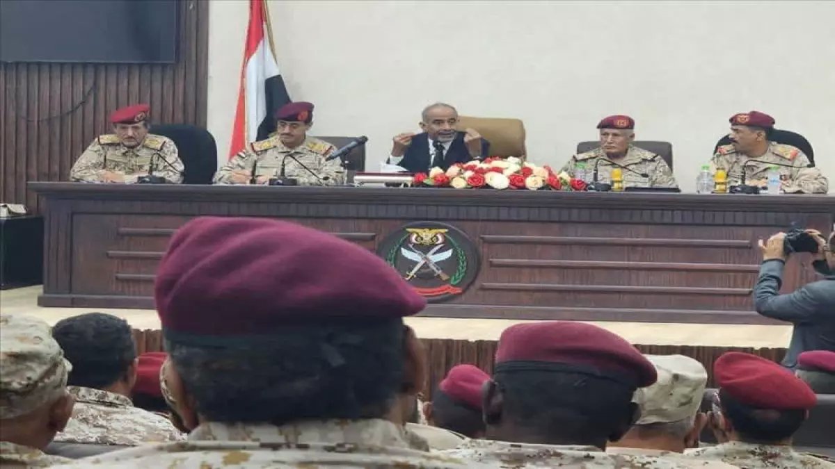 عاجل: خريجو بلحاف يحاصرون قصر معاشيق… السعودية تستبعدهم من الرواتب الدولارية!