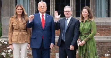 الهدية الثانية.. ستارمر يشترى أزرار أكمام فضية أهداها له ترامب..ما القصة؟