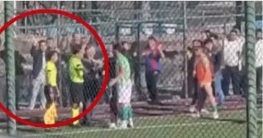 صدمة فى تركيا.. مباراة تنتهى بإلقاء سكوتر على رأس الحكم.. فيديو