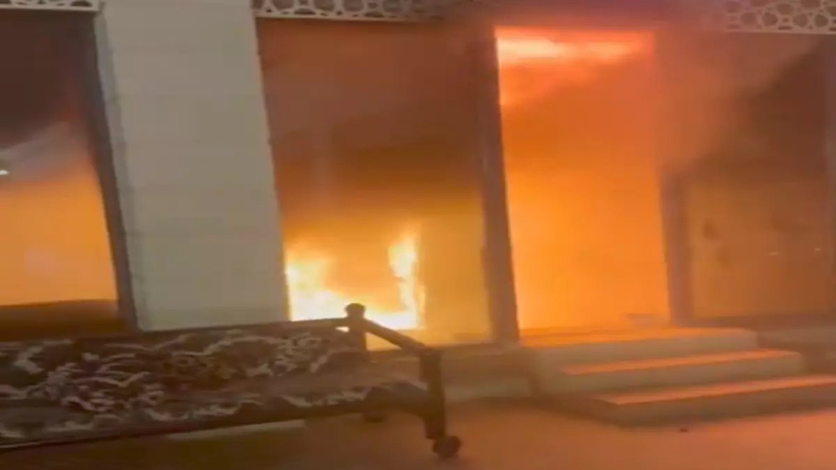 عاجل: حريق مخيف يلتهم شقة سكنية بالرياض فجراً - الدفاع المدني ينقذ الموقف في اللحظة الأخيرة!