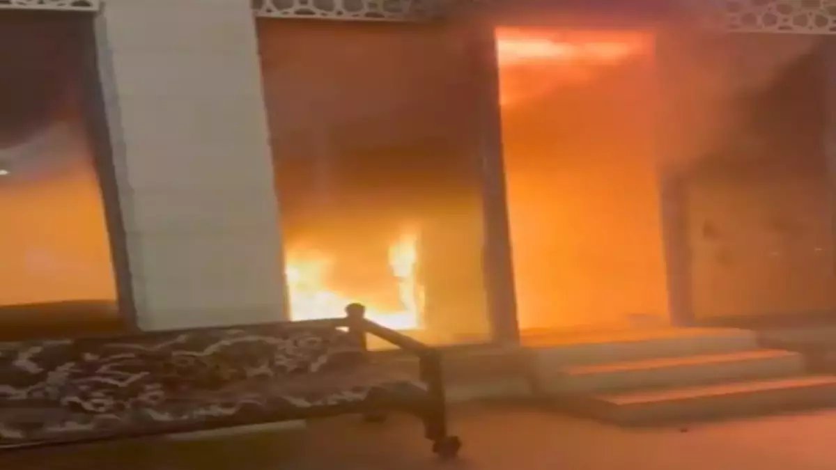 شاهد: لحظات مرعبة.. حريق يلتهم شقة بالرياض فجراً والدفاع المدني يمنع كارثة بـ90 ثانية!