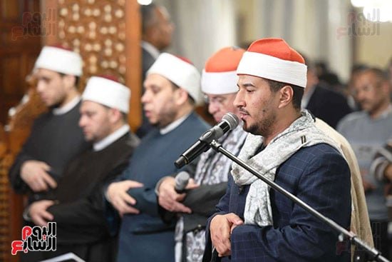 القارئ بلال سيف يؤم المصلين فى مسجد الحسين