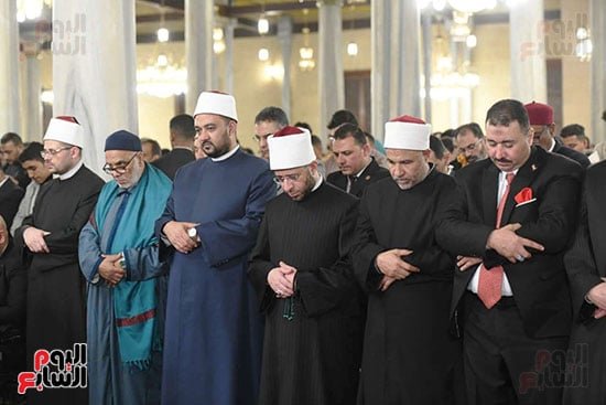 وزير الأوقاف فى الصف الأول بصلاة التراويح