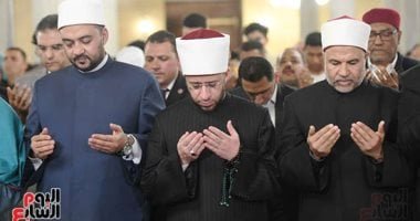 وزير الأوقاف يؤدى صلاة التراويح فى أول ليلة من رمضان بمسجد الإمام الحسين