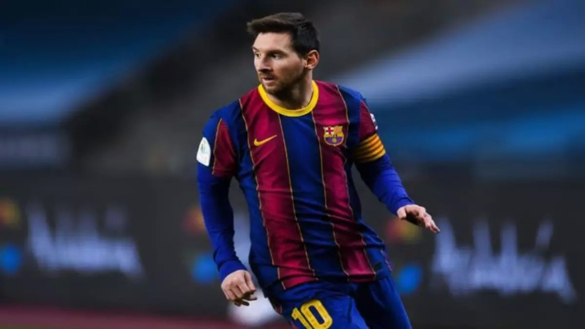 صادم: لافتة عملاقة بصورة ميسي الأيقونية في البرنابيو تشعل انتخابات برشلونة... "نتطلع لرؤيتك مجددًا"!