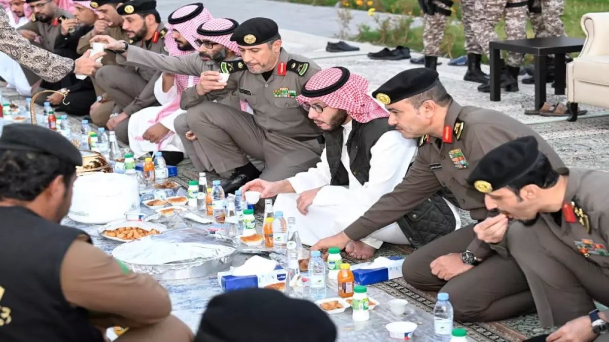 شاهد: أمير الطائف يفطر مع رجال الأمن في أول رمضان... لحظة إنسانية تذيب القلوب!