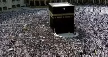 المصلون يحتشدون لأداء صلاة الجمعة الأولى من رمضان بالحرم.. فيديو