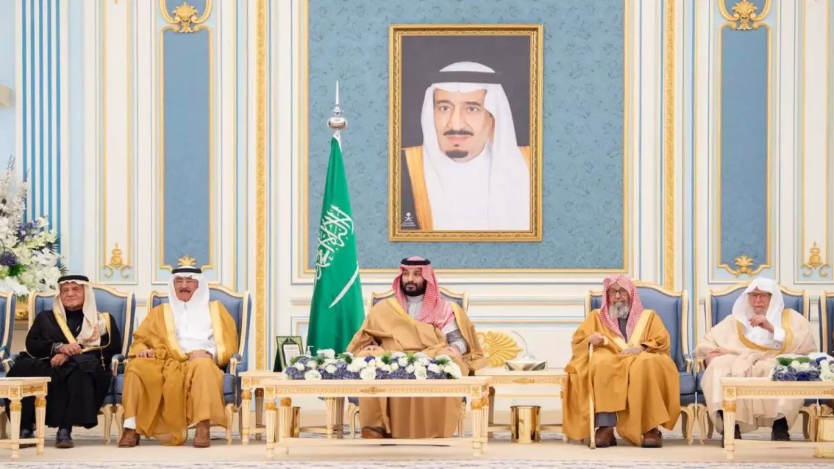 بالصور: ولي العهد السعودي يتشرف بزيارة الروضة الشريفة ويستقبل آلاف المهنئين برمضان في قصر اليمامة