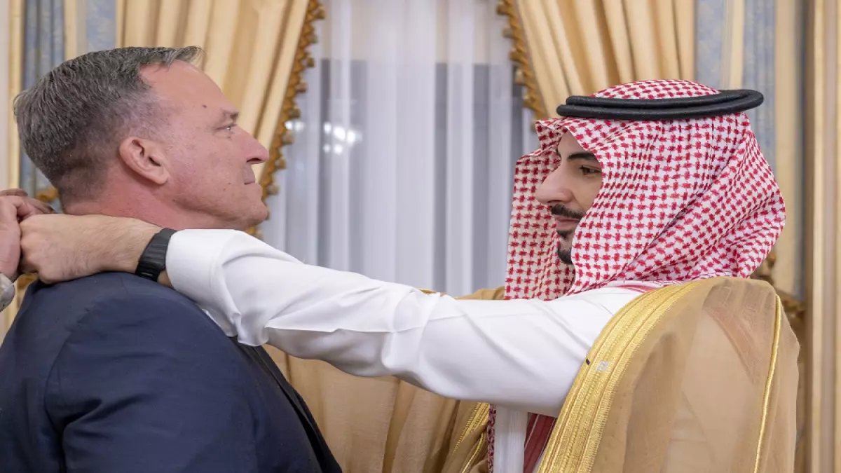 عاجل: السعودية تمنح قائد أمريكي وساماً ملكياً نادراً... الرجل الذي حارب داعش والحوثي!