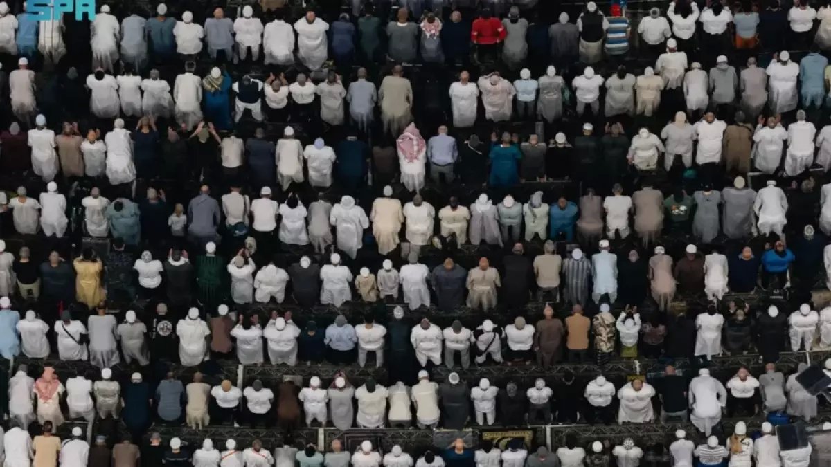 عاجل: استعدادات مليونية في الحرمين الشريفين - 19 ألف عامل و47 ألف حافظة زمزم لاستقبال رمضان!