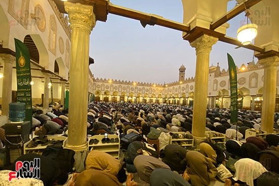 صلاة المغرب من داخل الأزهر