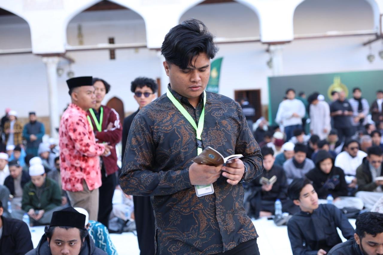 الإفطار الجماعي للطلاب الوافدين بصحن الجامع الأزهر